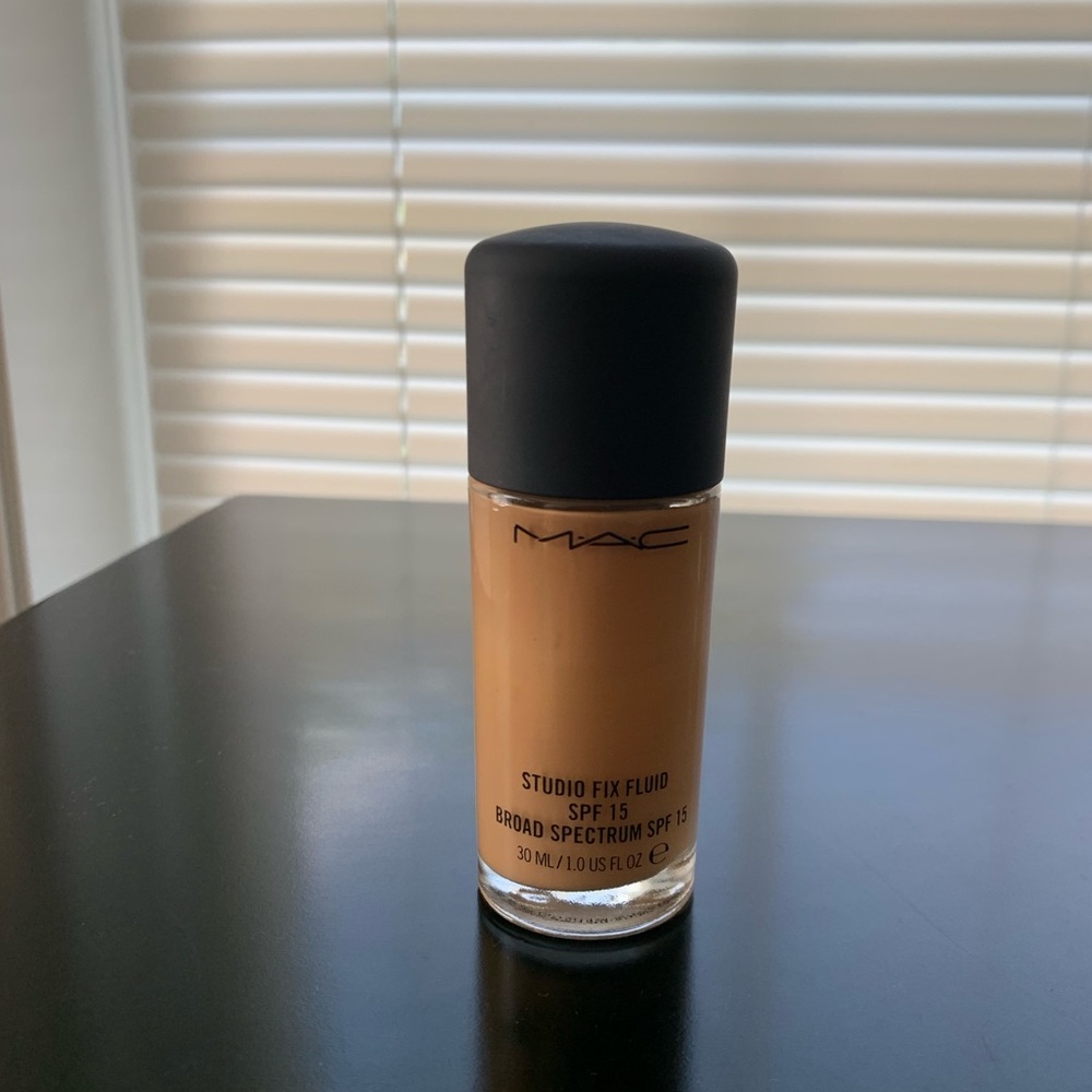 MAC NC35 Studio Fix Fluid SPF15